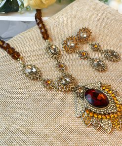 Retro Colorful Diamond-Studded Necklace for Women, Elegant Light Luxury Neck Chain, High-End Niche Design