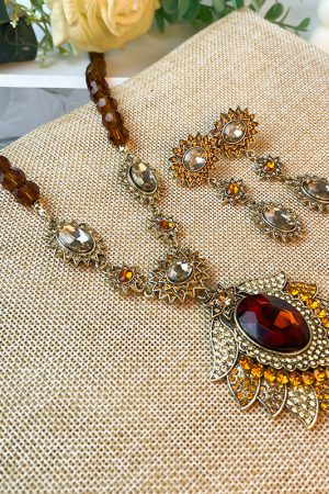 Retro Colorful Diamond-Studded Necklace for Women, Elegant Light Luxury Neck Chain, High-End Niche Design
