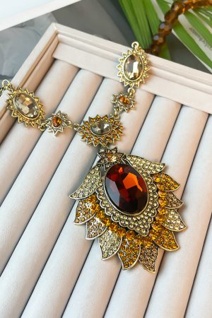 Retro Colorful Diamond-Studded Necklace for Women, Elegant Light Luxury Neck Chain, High-End Niche Design