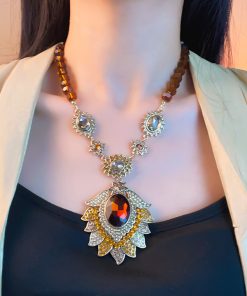 Retro Colorful Diamond-Studded Necklace for Women, Elegant Light Luxury Neck Chain, High-End Niche Design