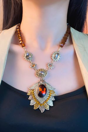Retro Colorful Diamond-Studded Necklace for Women, Elegant Light Luxury Neck Chain, High-End Niche Design