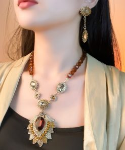 Retro Colorful Diamond-Studded Necklace for Women, Elegant Light Luxury Neck Chain, High-End Niche Design