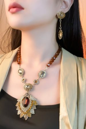 Retro Colorful Diamond-Studded Necklace for Women, Elegant Light Luxury Neck Chain, High-End Niche Design