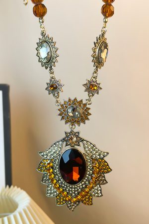Retro Colorful Diamond-Studded Necklace for Women, Elegant Light Luxury Neck Chain, High-End Niche Design