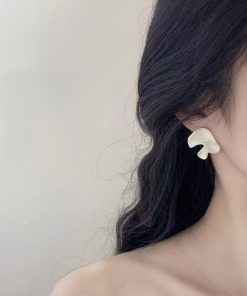 Retro Cream White Minimalist French Ear Clips for Women - Niche Fashionable No-Hole Earrings Inspired by Mosquito Coil Design