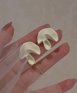 Retro Cream White Minimalist French Ear Clips for Women - Niche Fashionable No-Hole Earrings Inspired by Mosquito Coil Design
