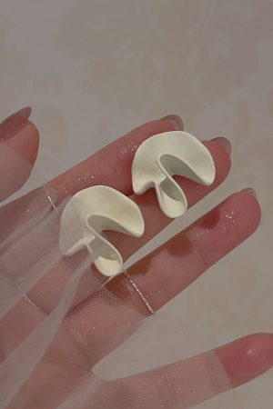 Retro Cream White Minimalist French Ear Clips for Women - Niche Fashionable No-Hole Earrings Inspired by Mosquito Coil Design
