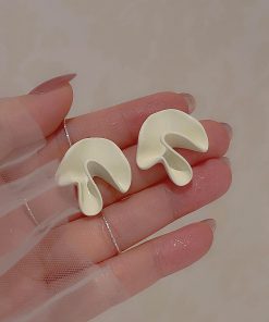 Retro Cream White Minimalist French Ear Clips for Women - Niche Fashionable No-Hole Earrings Inspired by Mosquito Coil Design