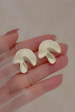 Retro Cream White Minimalist French Ear Clips for Women - Niche Fashionable No-Hole Earrings Inspired by Mosquito Coil Design