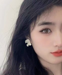 Retro Cream White Minimalist French Ear Clips for Women - Niche Fashionable No-Hole Earrings Inspired by Mosquito Coil Design