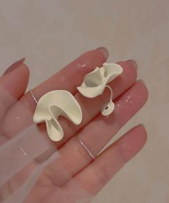 Retro Cream White Minimalist French Ear Clips for Women - Niche Fashionable No-Hole Earrings Inspired by Mosquito Coil Design