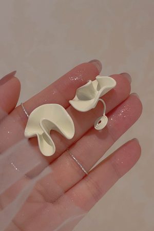 Retro Cream White Minimalist French Ear Clips for Women - Niche Fashionable No-Hole Earrings Inspired by Mosquito Coil Design