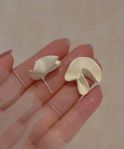 Retro Cream White Minimalist French Ear Clips for Women - Niche Fashionable No-Hole Earrings Inspired by Mosquito Coil Design