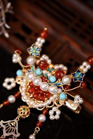 Retro Dragon Year Brooch Pin for Coats â€“ Classical National Style Accessory for Autumn and Winter Festive Fashion