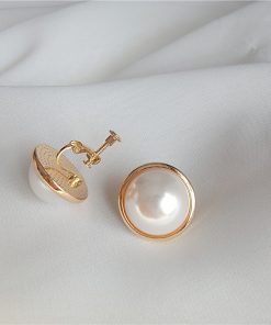 Retro European and American Large Pearl Earrings for Women - Fashionable Clip-On and Stud Designs