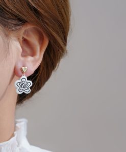 Retro Golden Heart Drop Earrings with French White Flower Design, Tea-Themed Ear Studs for a Unique and Elegant Look
