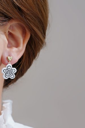 Retro Golden Heart Drop Earrings with French White Flower Design, Tea-Themed Ear Studs for a Unique and Elegant Look