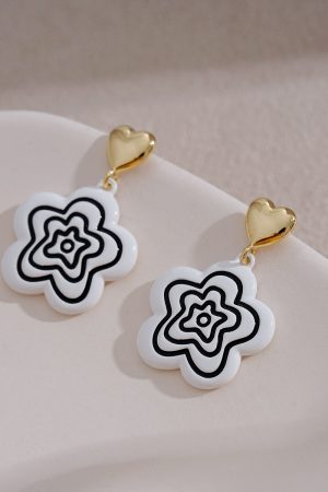 Retro Golden Heart Drop Earrings with French White Flower Design, Tea-Themed Ear Studs for a Unique and Elegant Look