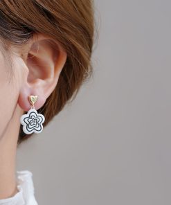 Retro Golden Heart Drop Earrings with French White Flower Design, Tea-Themed Ear Studs for a Unique and Elegant Look