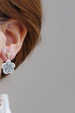 Retro Golden Heart Drop Earrings with French White Flower Design, Tea-Themed Ear Studs for a Unique and Elegant Look