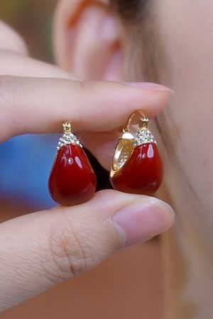 Retro Hong Kong Style Red Dripping Glaze Cradle Earrings - Light Luxury, Versatile Design for Autumn and Winter Fashion