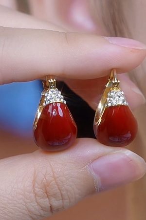 Retro Hong Kong Style Red Dripping Glaze Cradle Earrings - Light Luxury, Versatile Design for Autumn and Winter Fashion