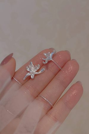 Retro Iris Flower Earrings for Women - Matte High-End Small Mosquito Coil Ear Clips - Trendy 2025 Fashion Accessory