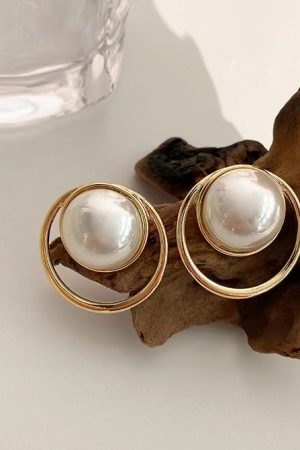 Retro Large Pearl Earrings for Women - Exaggerated Statement Jewelry, Chic Internet Celebrity Style, Light Luxury Accessory