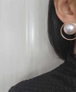 Retro Large Pearl Earrings for Women - Exaggerated Statement Jewelry, Chic Internet Celebrity Style, Light Luxury Accessory