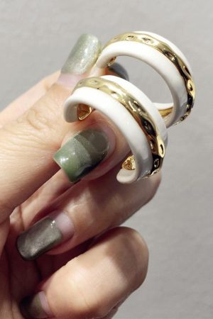 Retro Minimalist Color-Blocking Black and White Geometric Hoop Earrings for Autumn/Winter 2025