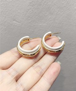 Retro Minimalist Color-Blocking Black and White Geometric Hoop Earrings for Autumn/Winter 2025