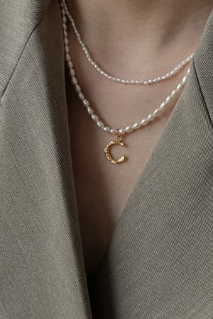 Retro Minimalist Freshwater Pearl Letter Necklace with Bamboo Joint Pattern Choker - Short Pendant for European and American Style