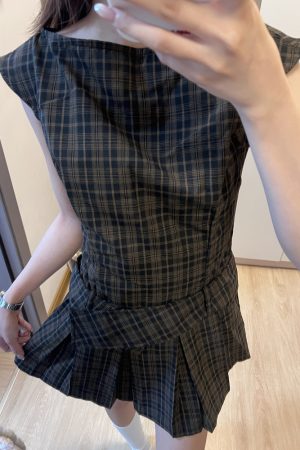 Retro Off-the-Shoulder Plaid Dress with Waist-Cinching Design, Slimming Pleated Skirt, Perfect for Summer Style