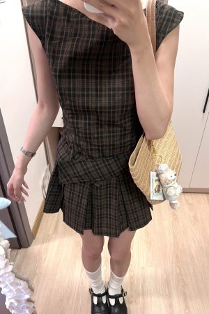 Retro Off-the-Shoulder Plaid Dress with Waist-Cinching Design, Slimming Pleated Skirt, Perfect for Summer Style
