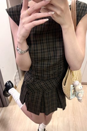 Retro Off-the-Shoulder Plaid Dress with Waist-Cinching Design, Slimming Pleated Skirt, Perfect for Summer Style