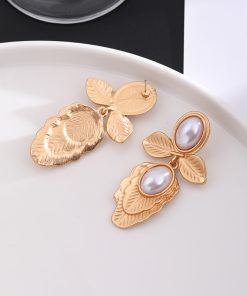Retro Palace Style Stud Earrings for Women, Niche Design, High-Quality Temperament, Trendy 2025 Ear Accessories
