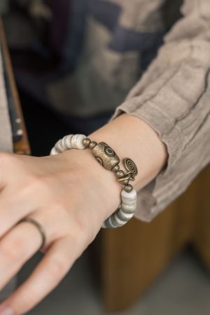 Retro Single-Loop Cow Bone Bracelet for Men, Antique Copper Bead, Personalized Trendy Accessory, Unique Fashion Statement