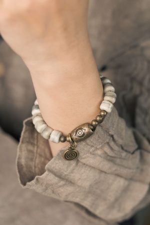 Retro Single-Loop Cow Bone Bracelet for Men, Antique Copper Bead, Personalized Trendy Accessory, Unique Fashion Statement
