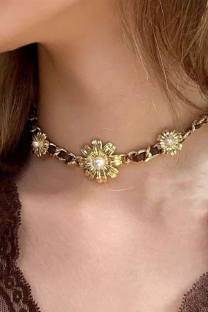 Retro Small Daisy Flower Choker Necklace - Minimalist High-End Long Sweater Chain, Versatile Y2K Fashion Accessory