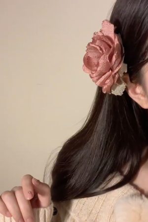 Retro Three-Dimensional Camellia Hair Clip - Niche Shark Clip for a Fairy Forest Aesthetic, Unique Hair Accessory for Back of Head