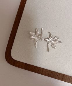 S925 Pure Silver White Iris Flower Stud Earrings for Women - Niche Matte Petal Design, Floral Jewelry, Trendy Fashion Accessory