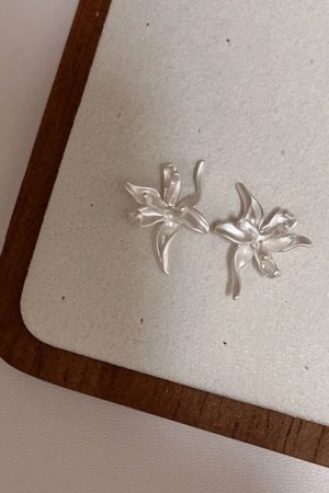 S925 Pure Silver White Iris Flower Stud Earrings for Women - Niche Matte Petal Design, Floral Jewelry, Trendy Fashion Accessory
