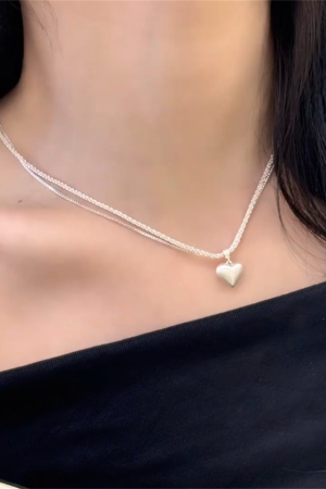 Shimmering Heart Necklace for Women, High-End Light Luxury Clavicle Chain, Exquisite Versatile Design, Niche Fashion Accessory