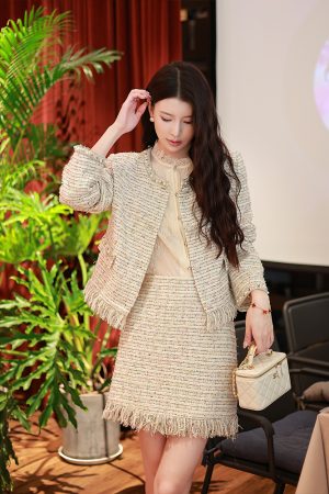 Short Tweed Jacket for Women, Elegant Fitted Top, High-End Quality, Chic Style, Sophisticated Outerwear, Trendy Fashion 2025