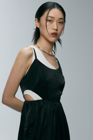 Silver Arc-Shaped Collar Necklace - Roaring Beast Design, Statement Jewelry, Chic Accessories, Fashion-forward Style