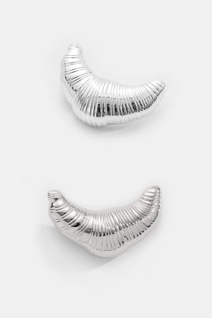 Silver Croissant-Shaped Horn Bag Brooch Pin - Gold-Plated Lye Bread Design for Korean Style Fashion Enthusiasts