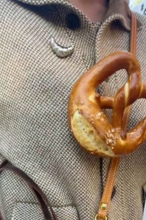 Silver Croissant-Shaped Horn Bag Brooch Pin - Gold-Plated Lye Bread Design for Korean Style Fashion Enthusiasts