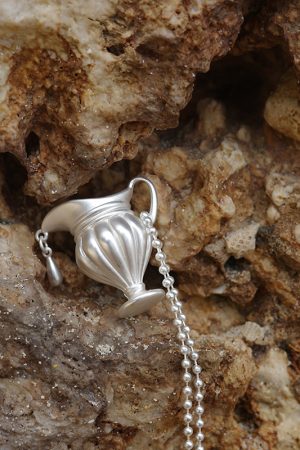 Silver Flower Vase Pendant Necklace for Women, Unique Creative Design, 2025 Trendy Jewelry, Elegant Floral Statement Piece