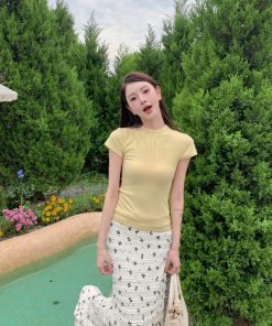 Slim-Fit Vertical Striped Textured Mousse Cashmere Short Sleeve T-Shirt - Fashionable Round Neck Top for Effortless Style