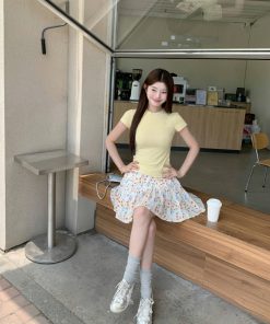 Slim-Fit Vertical Striped Textured Mousse Cashmere Short Sleeve T-Shirt - Fashionable Round Neck Top for Effortless Style